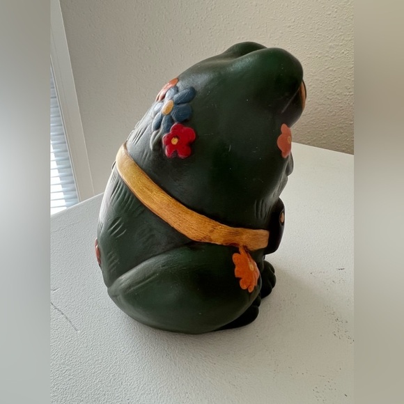Frog Toad Figurine Smiling Hand Painted Ceramic | Signed | Bowtie Flowers - Picture 4 of 9